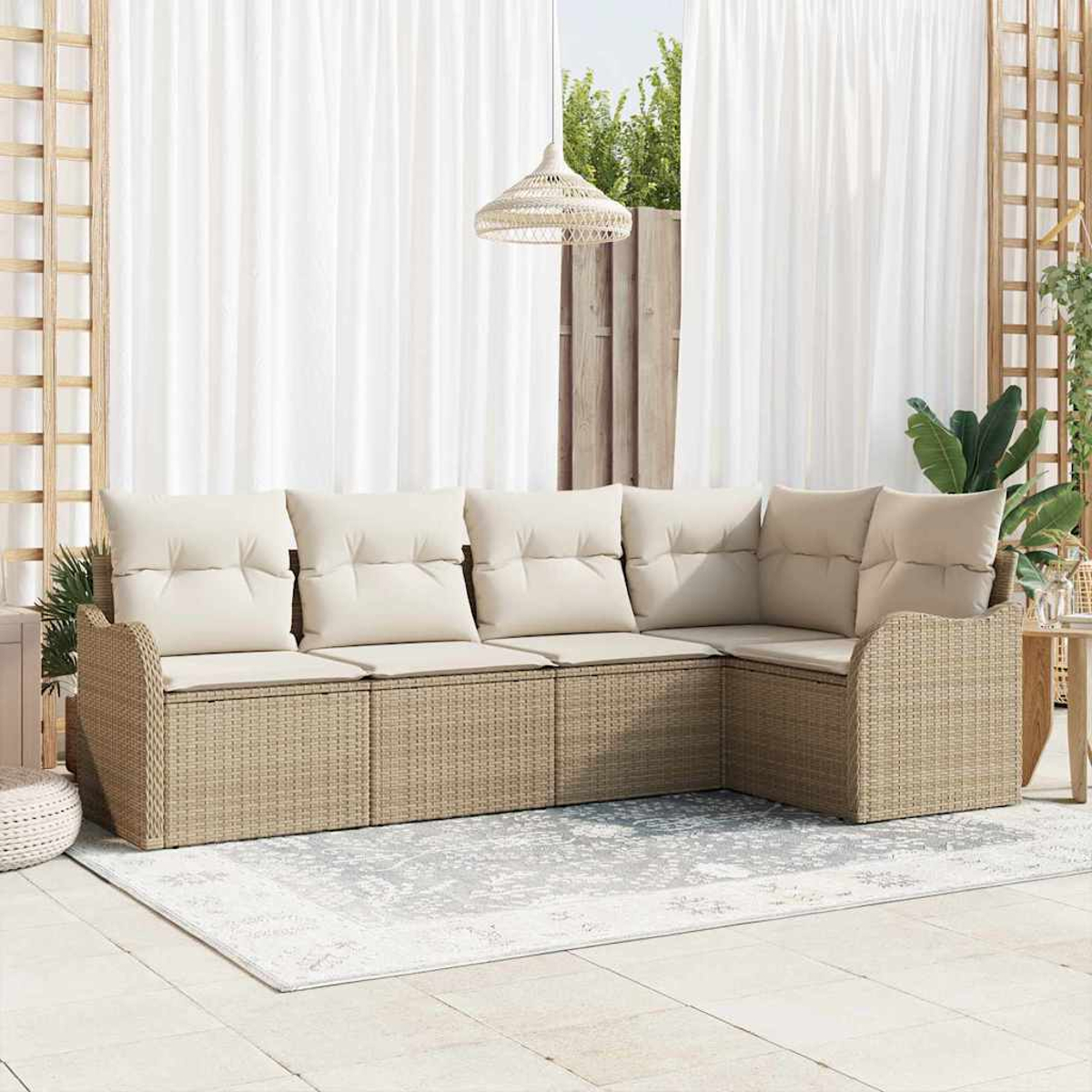 Ein Ecksofa für draußen mit beigefarbenen Kissen steht auf einem hellen Teppich. Weiße Vorhänge und eine Hängelampe sind im Hintergrund.