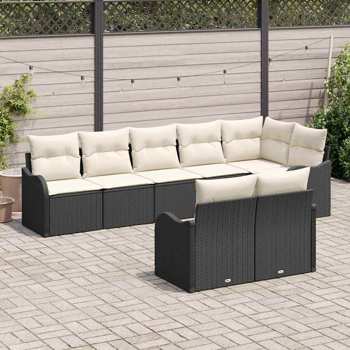 Garten-Terrassenset. Dunkles Korbmöbel-Sofa mit beigen Kissen. Vorne ein kleines, dunkles Korbmöbel-Zweisitzer. Im Hintergrund ein Zaun.