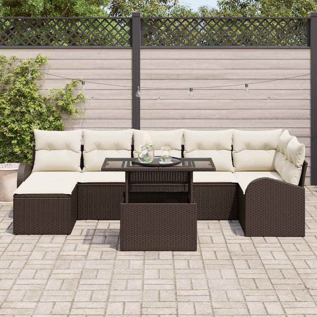 Ein Outdoor-Rattan-Ecksofa mit cremefarbenen Kissen, einem Tisch mit Getränken und einem Zaun im Hintergrund.