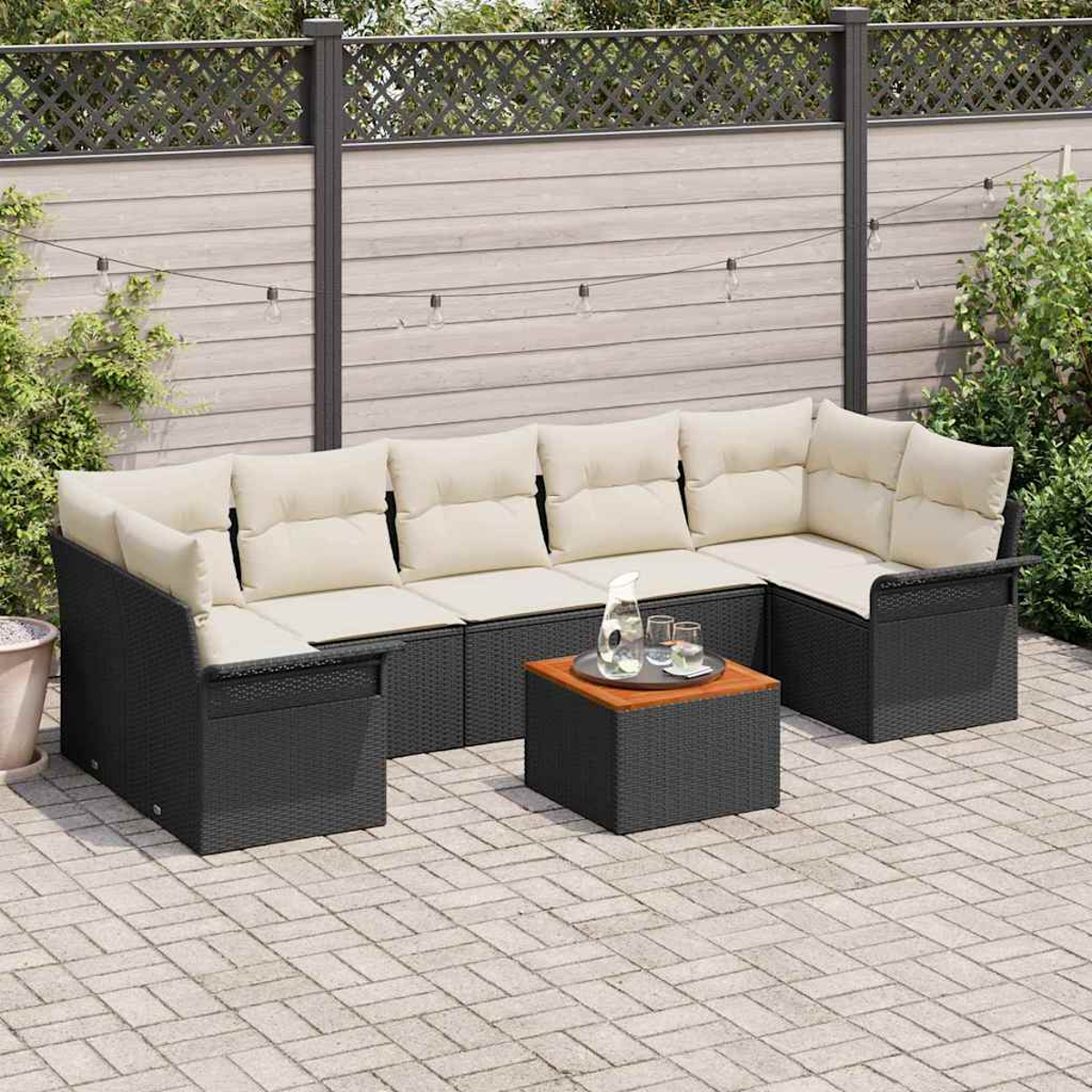 Sofá seccional exterior con cojines crema y marco de mimbre negro. Mesa pequeña con bebidas. Patio con valla y luces.