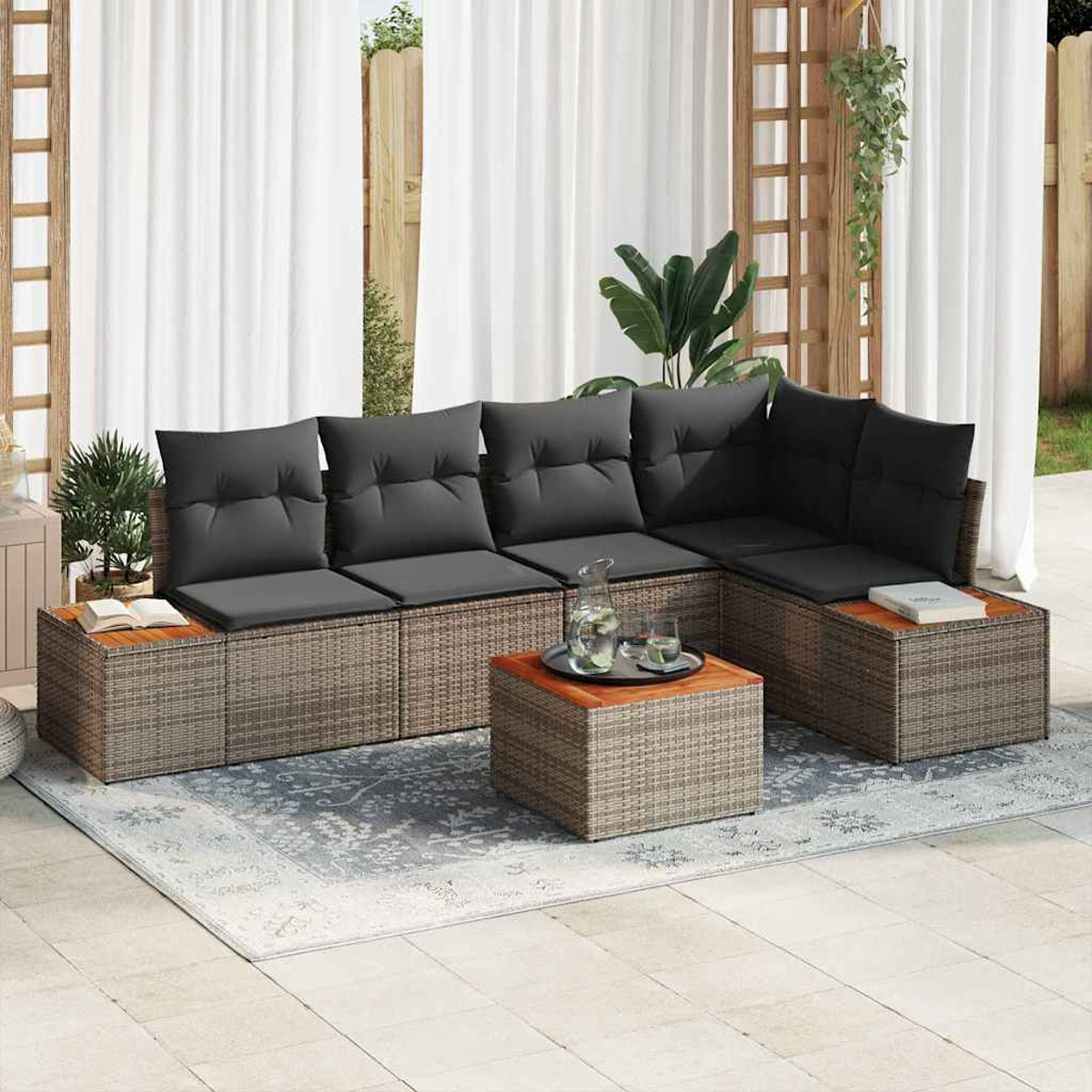 Outdoor-Ecksofa mit grauen Kissen, Couchtisch und Teppich. Hintergrund mit weißem Vorhang, Pflanzen und Holzgitter.