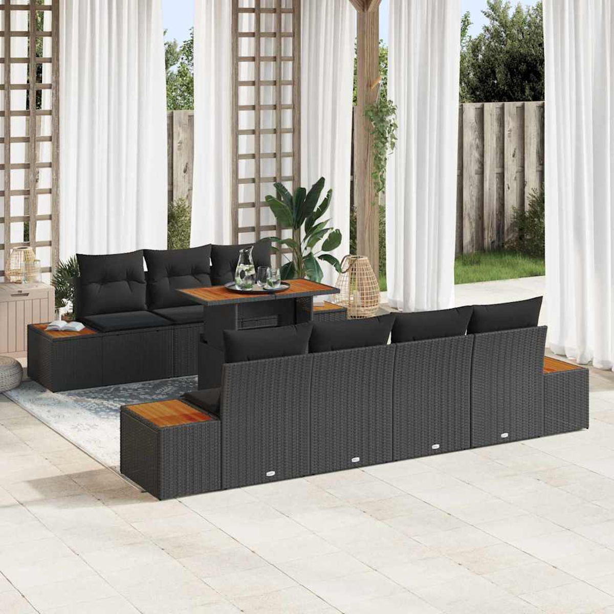 Szene im Freien mit schwarzen Korbmöbeln, einem Holztisch und weißen Vorhängen auf einer Terrasse mit Fliesenboden.
