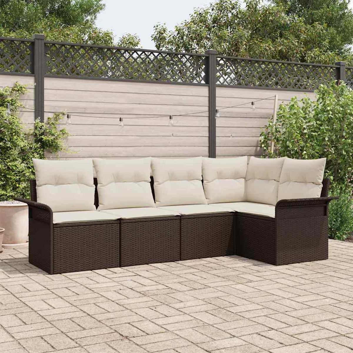 Ein Ecksofa im Freien mit beigefarbenen Kissen steht auf einer Ziegelsteinterrasse. Ein Holzzaun und Grünzeug sind im Hintergrund.