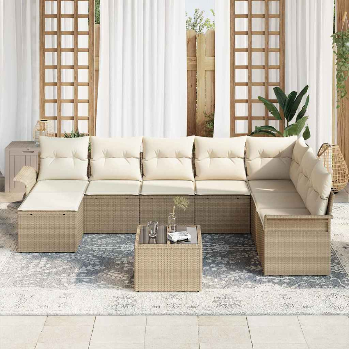 Outdoor-Ecksofa mit cremefarbenen Kissen, Korbbasis und einem Couchtisch mit Glasplatte auf einem gemusterten Teppich.