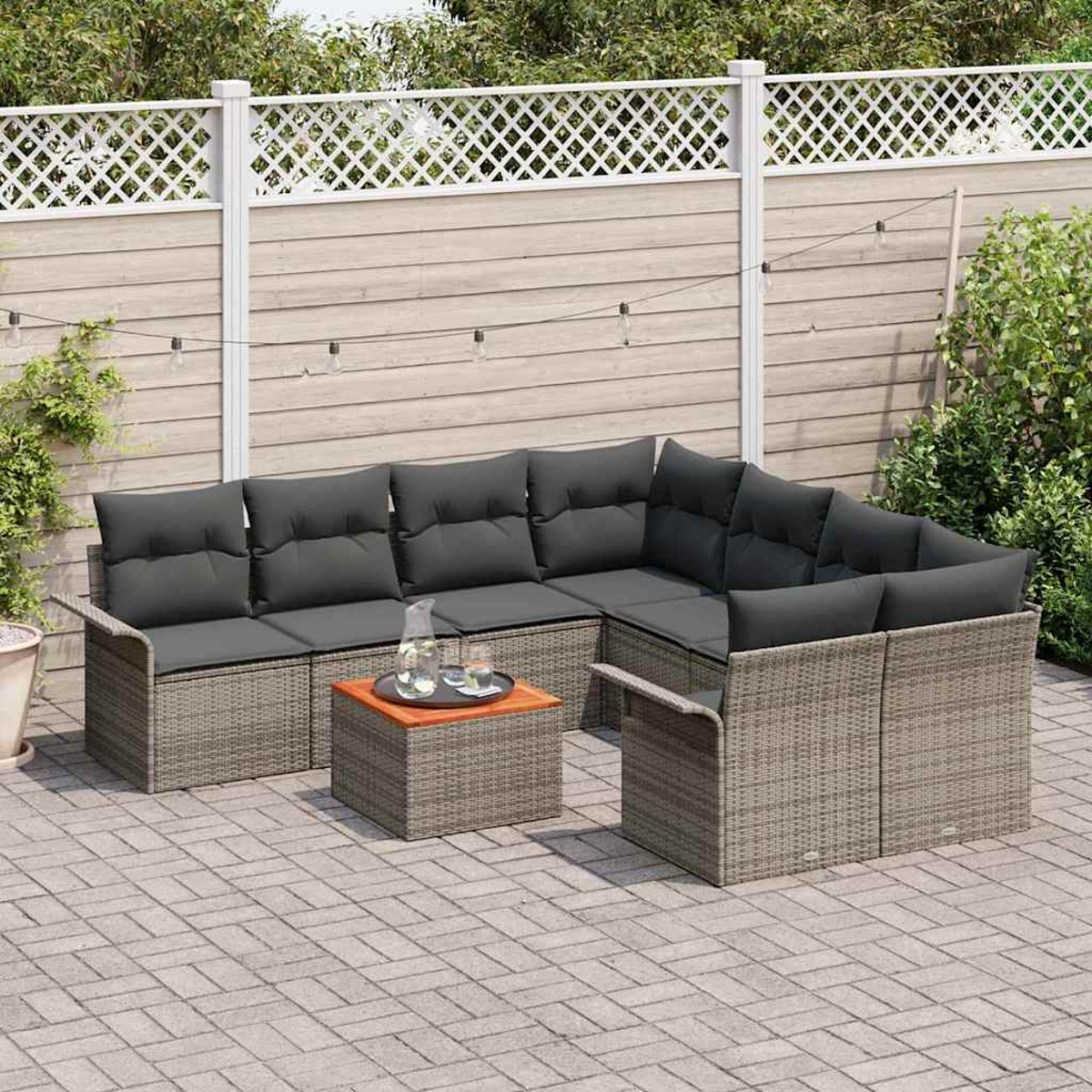 Outdoor-Rattansofa mit grauen Kissen, einem kleinen Tisch mit Getränken und einem weißen Zaun im Hintergrund.