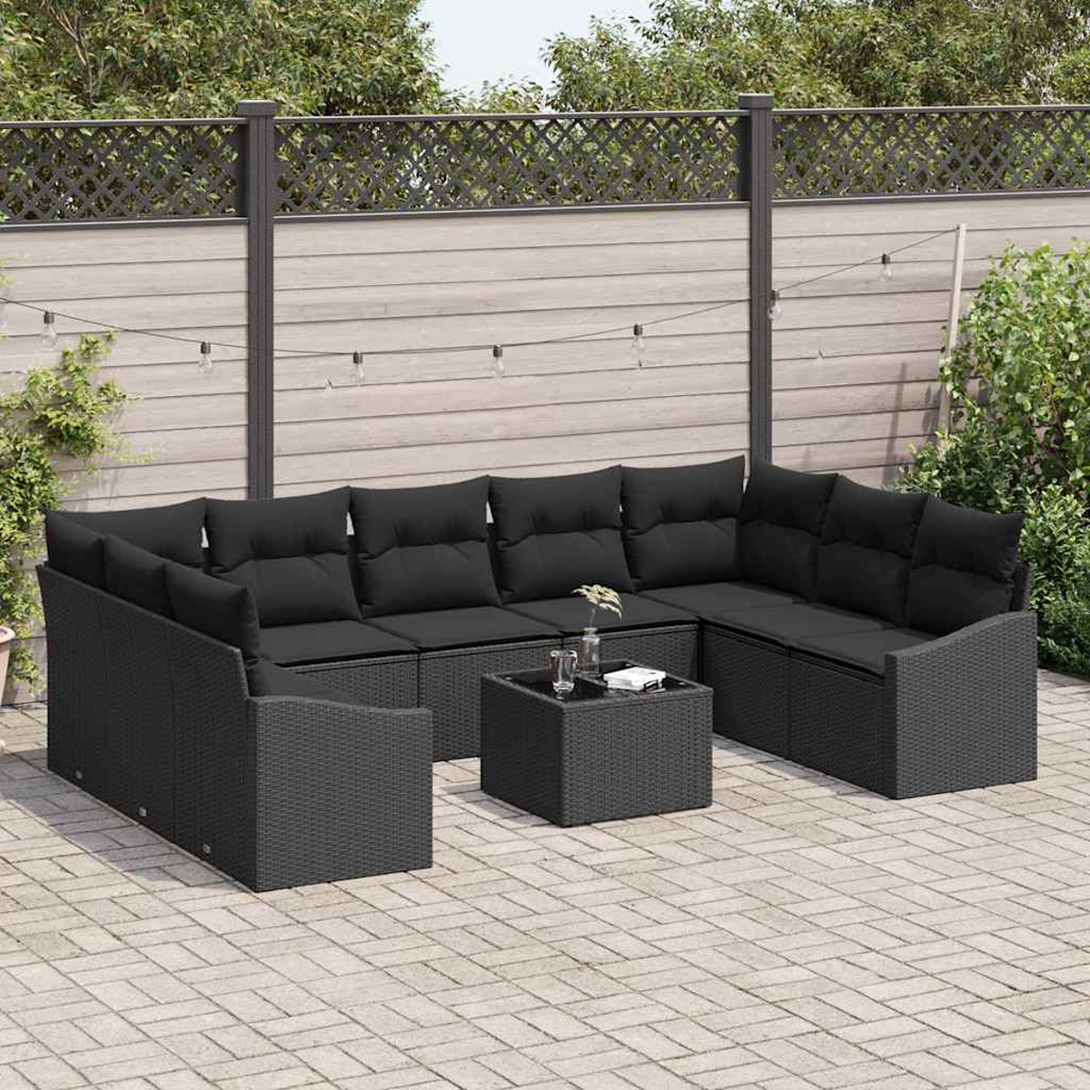 Schwarzes Outdoor-Korbmöbel-Set mit Kissen, einem kleinen quadratischen Tisch, auf einer Backstein-Terrasse vor einem Holzzaun.