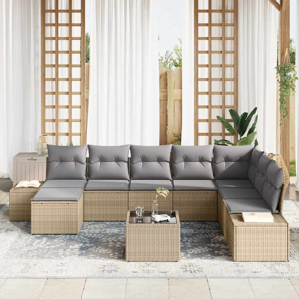 Outdoor-Ecksofa mit grauen Kissen. Vor dem Sofa stehen ein quadratischer Couchtisch und ein Beistelltisch. Weiße Vorhänge im Hintergrund.