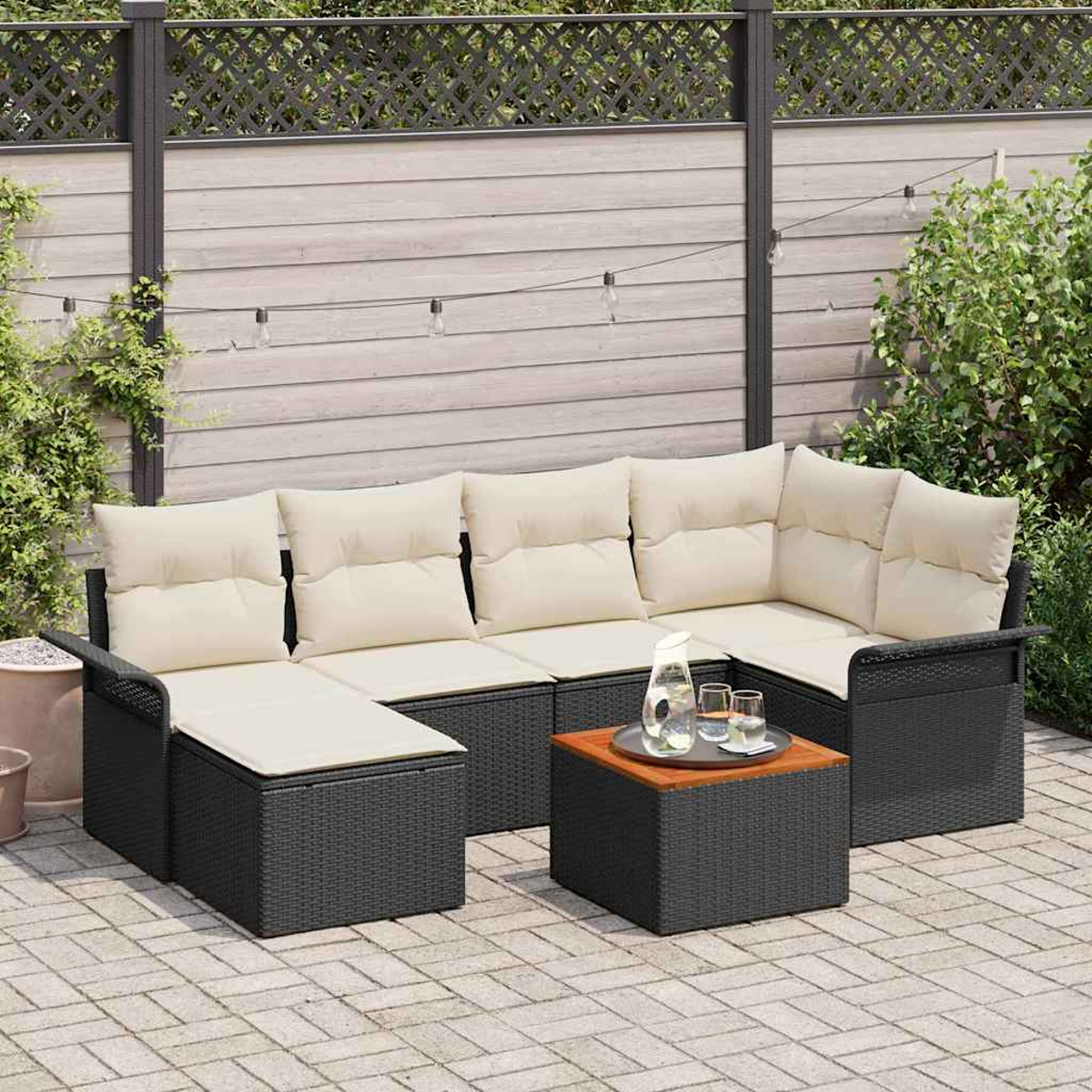 Outdoor-Ecksofa mit beigefarbenen Kissen und schwarzem Korbgeweberahmen, mit einem quadratischen Tisch. Die Szene spielt sich auf einer Terrasse ab.