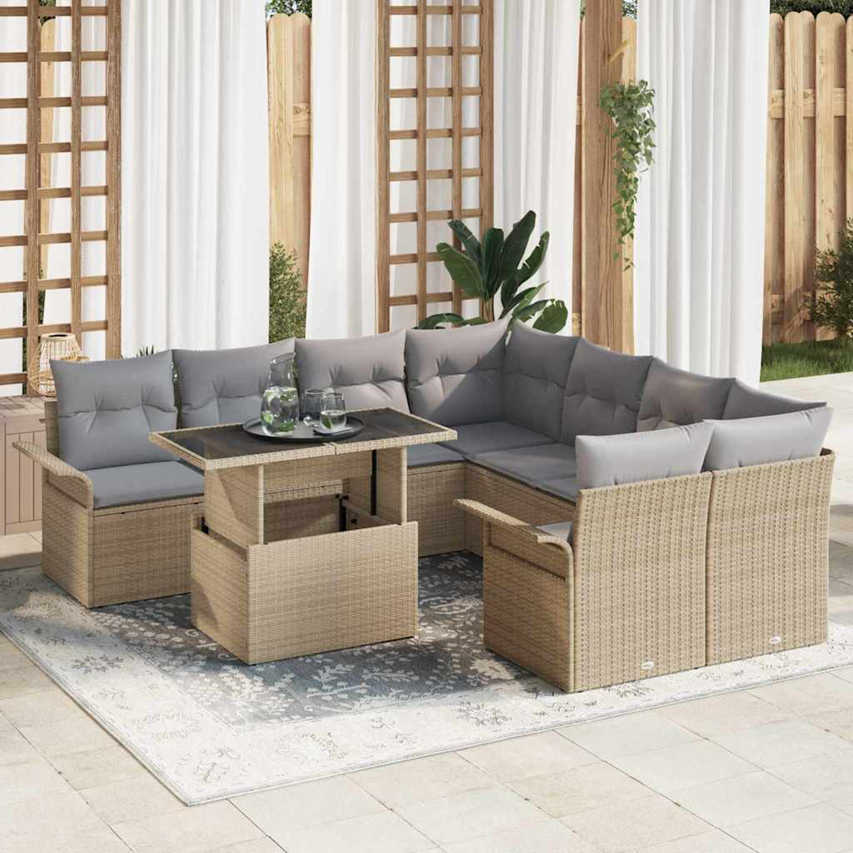 Outdoor-Ecksofa mit grauen Kissen und einem Tisch mit Hubplatte. Auf einem gemusterten Teppich, mit weißen Vorhängen und Holzgitter im Hintergrund.