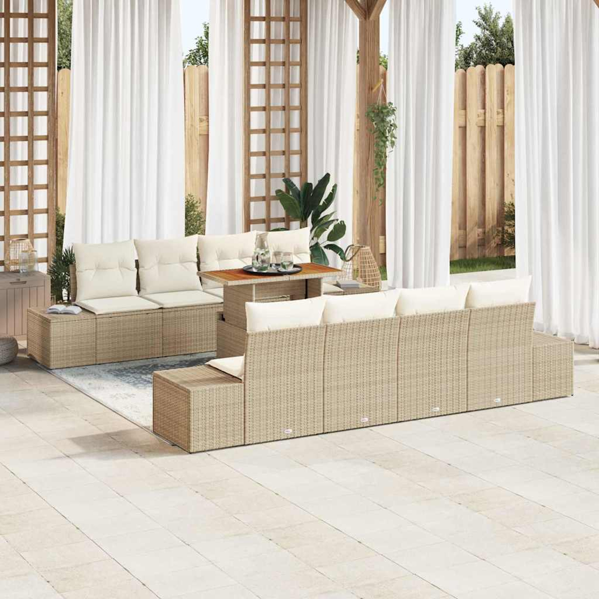 Sitzbereich im Freien mit beigen Korbmöbeln, weißen Kissen und einem Holztisch unter einer Pergola.