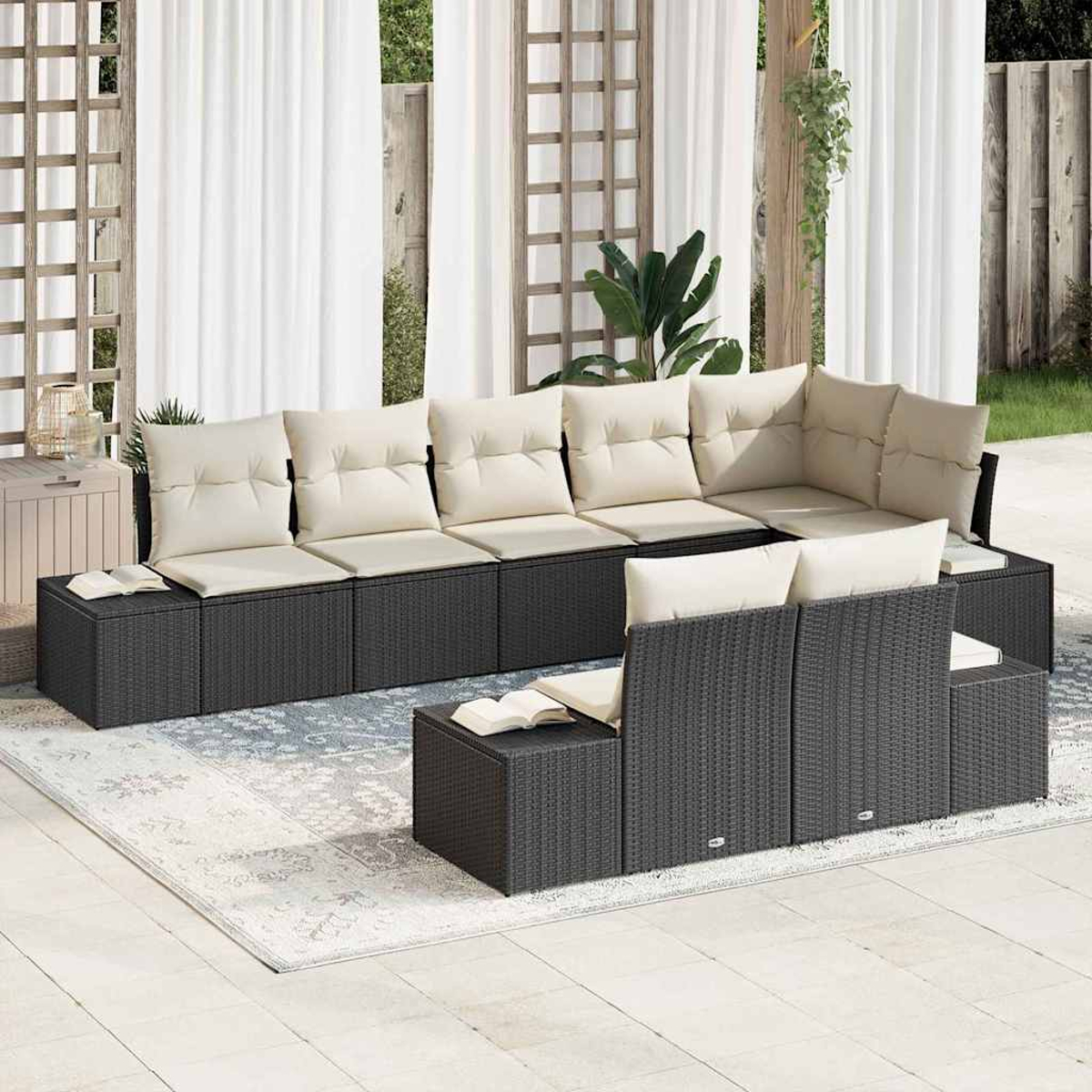 Outdoor-Ecksofa mit beigefarbenen Kissen auf einem weißen Teppich. Weiße Vorhänge und Holzgitter im Hintergrund.