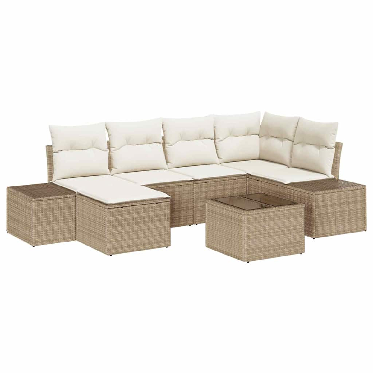 Un divano angolare in rattan beige con cuscini color crema e due tavolini quadrati abbinati con piani in vetro su sfondo bianco.