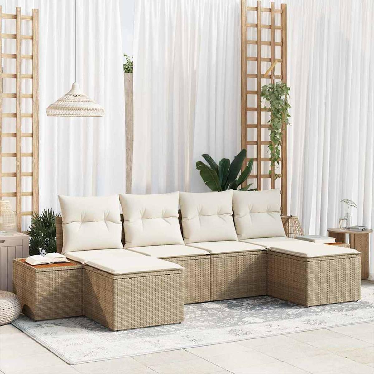 Geflochtenes Sofa mit cremefarbenen Kissen, hölzernen Beistelltischen und einer Hängelampe. Weiße Vorhänge und Kletterpflanzen bilden den Hintergrund.
