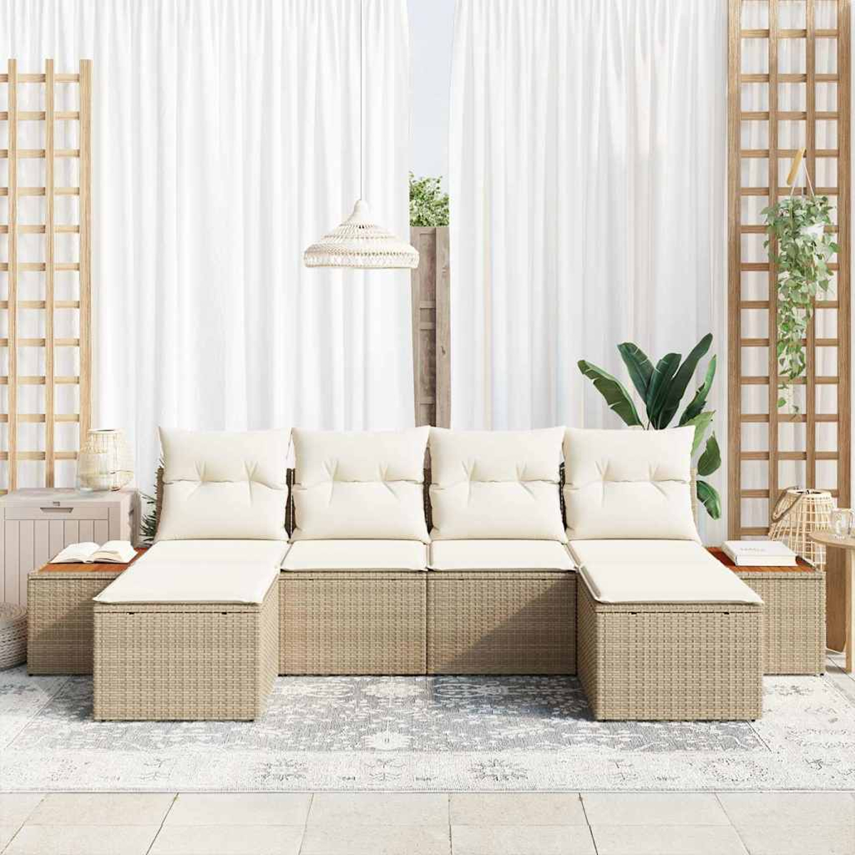 Outdoor-Sitzarrangement mit beigefarbenen Kissen und Korbmöbeln. Weiße Vorhänge, Pflanzen und dekorative Holzpaneele im Hintergrund.