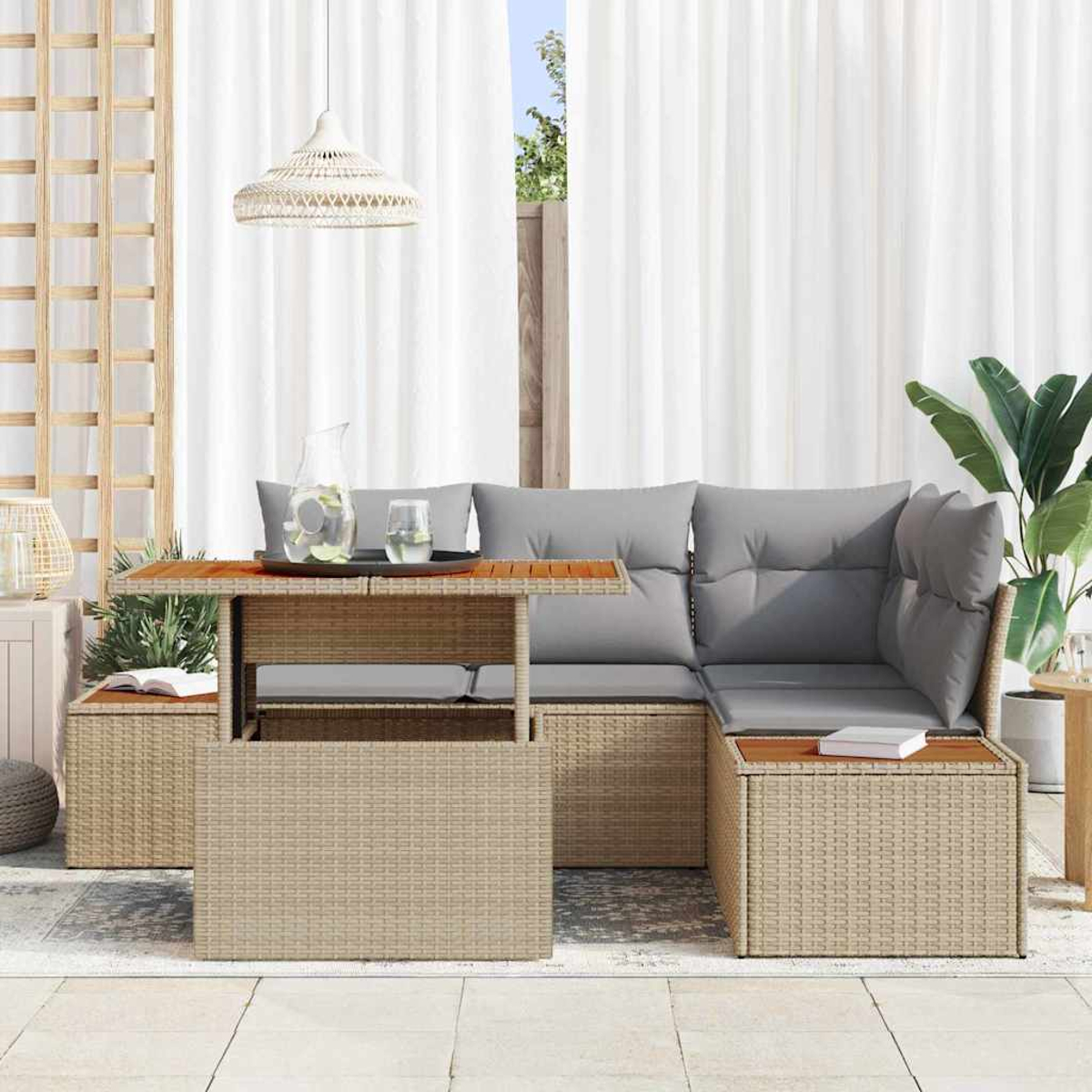 Rattansofa-Set für den Außenbereich mit einem Tisch mit Hubfunktion, grauen Kissen und weißen Vorhängen im Hintergrund.