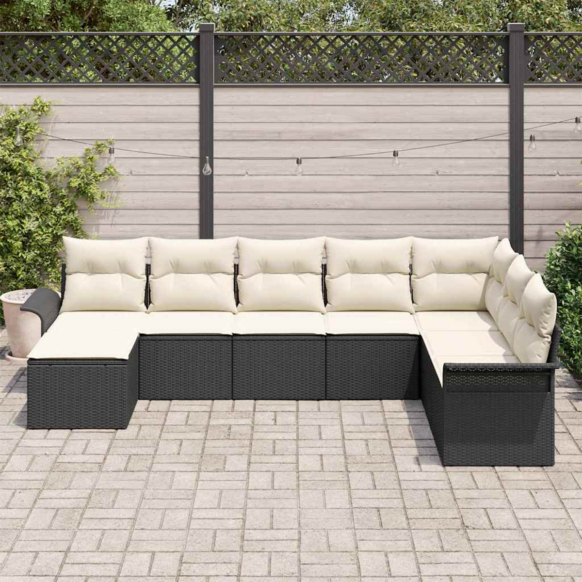 Ein Ecksofa im Freien mit cremefarbenen Kissen steht auf einer Backstein-Terrasse. Im Hintergrund befinden sich ein Holzzaun und Lichterketten.