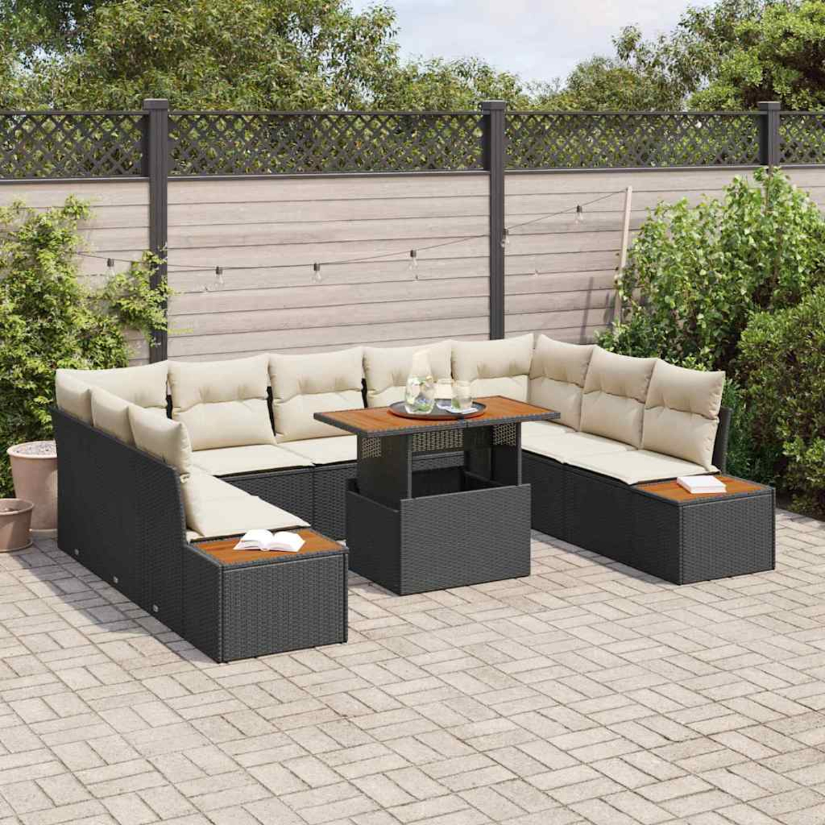 Sofá seccional exterior con cojines beige y mesa de madera. En patio de ladrillo. Valla y vegetación al fondo.
