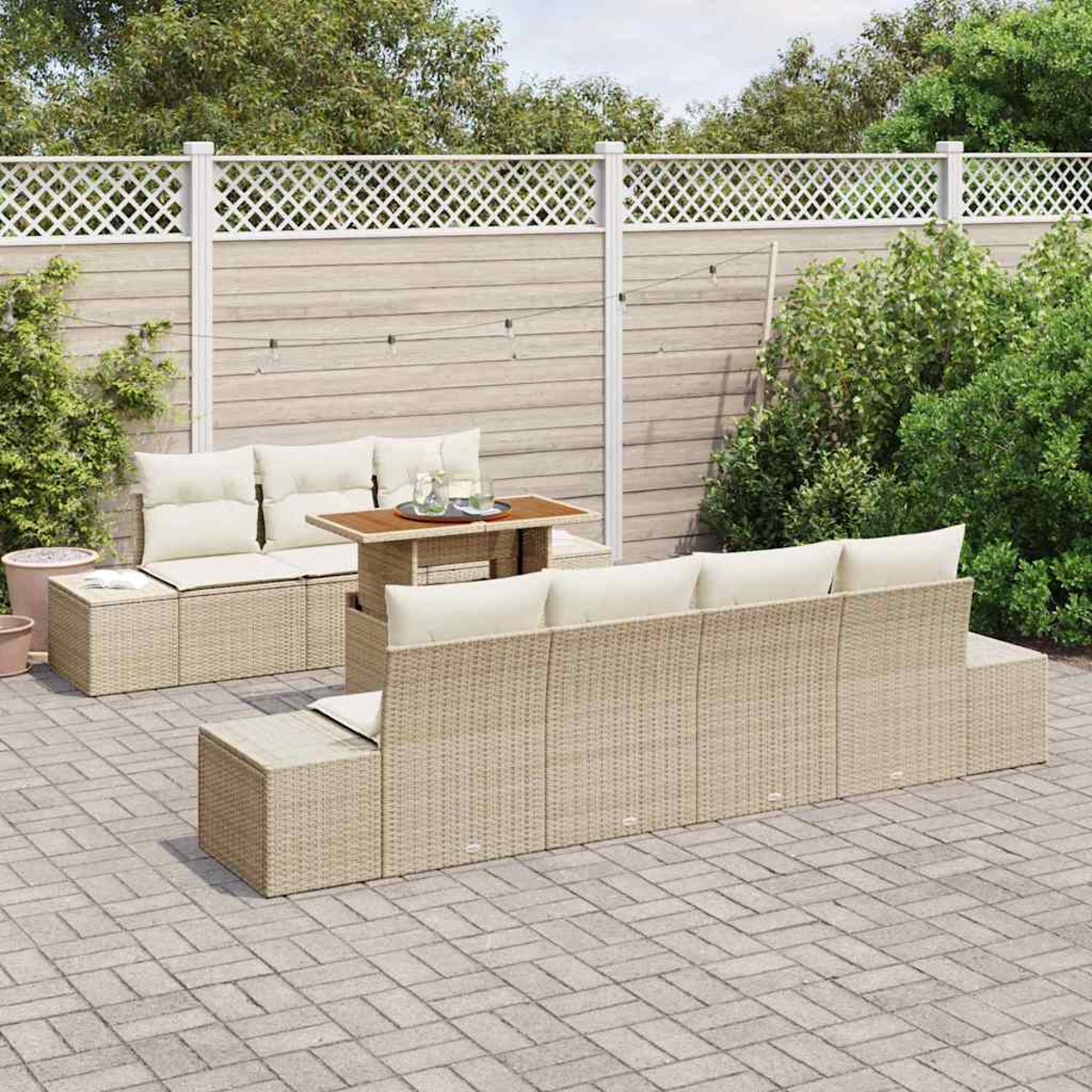 Terrassenmöbel-Set im Freien mit cremefarbenen Kissen und einem kleinen Tisch auf einer Ziegelterrasse. Ein weißer Gitterzaun und grüne Pflanzen befinden sich dahinter.