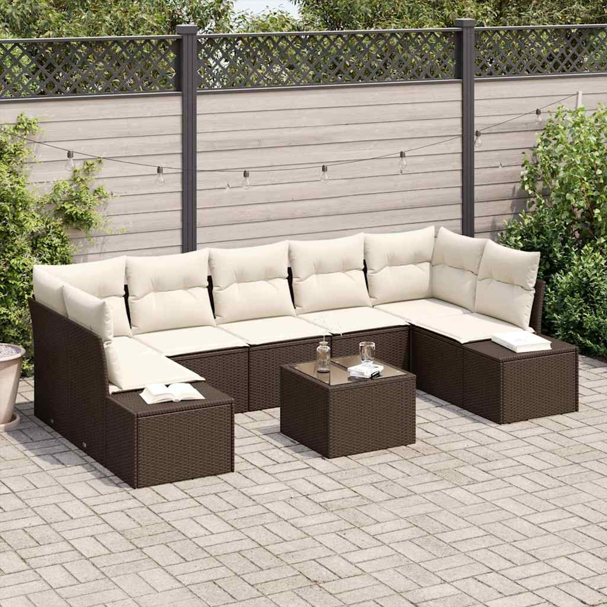 Outdoor-Ecksofa mit cremefarbenen Kissen und einem Tisch mit Glasplatte auf einer Backstein-Terrasse, umgeben von einem Zaun und Pflanzen.