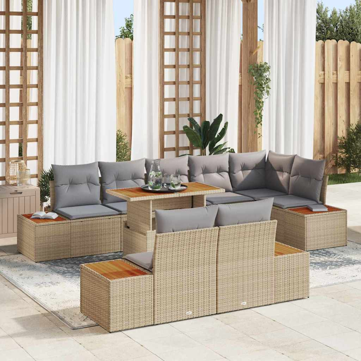 Gartenmöbel-Set aus Korbgeflecht mit grauen Kissen, einem Holztisch und Vorhängen im Hintergrund. Ein entspannendes Patio-Setup.