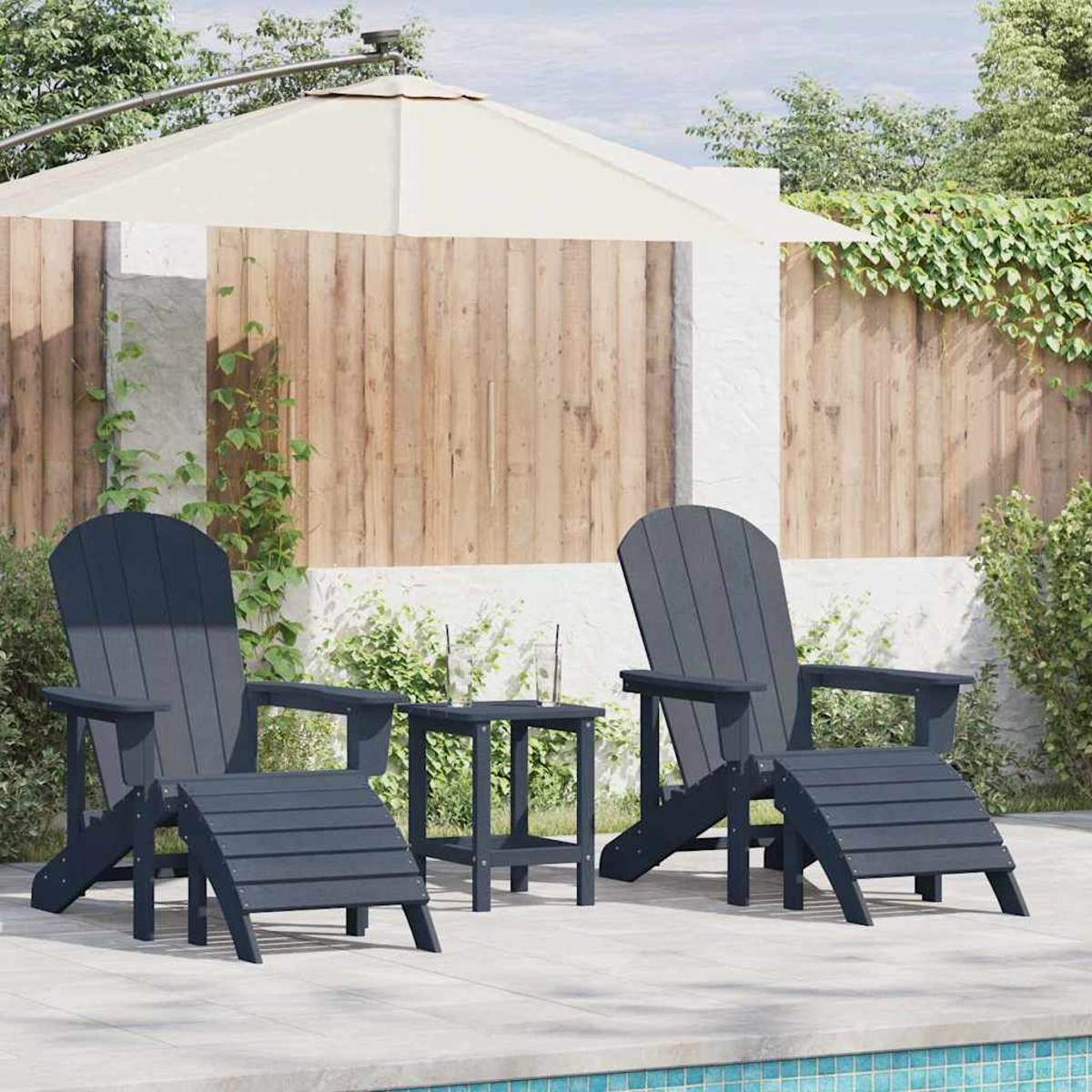 Zwei dunkelgraue Adirondack-Stühle mit Fußstützen und ein kleiner Tisch stehen auf einer Terrasse. Ein cremefarbener Schirm spendet Schatten.