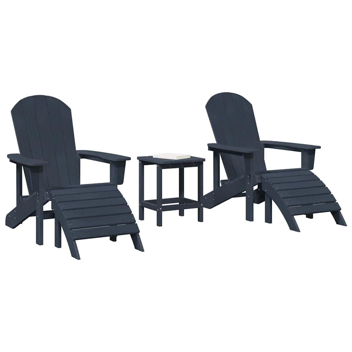 Zwei marineblaue Adirondack-Stühle mit Fußstützen und ein kleiner Tisch mit einem Buch auf weißem Hintergrund.