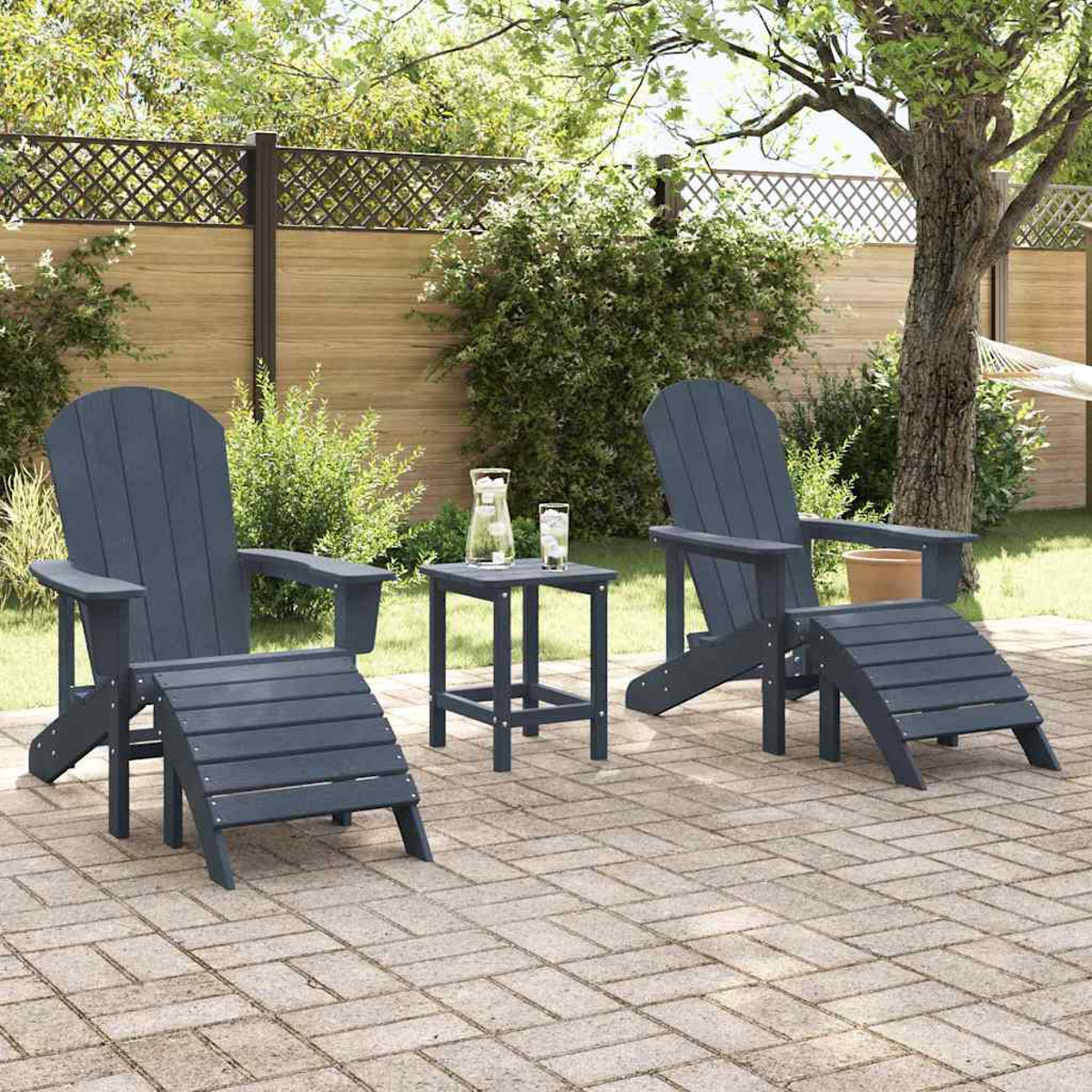 Zwei blaue Adirondack-Stühle mit Fußstützen und ein kleiner Tisch auf einer Ziegelterrasse. Im Hintergrund sind ein Zaun und Bäume zu sehen.