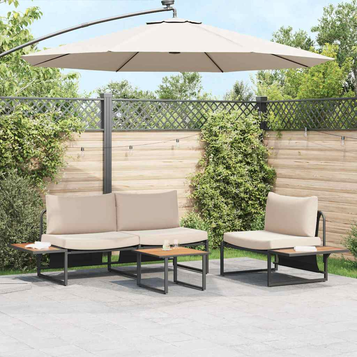 Gartenmöbel-Set: Sofa, Stuhl und kleiner Tisch. Beige Kissen, dunkle Rahmen und ein großer Sonnenschirm. Holzzaun im Hintergrund.