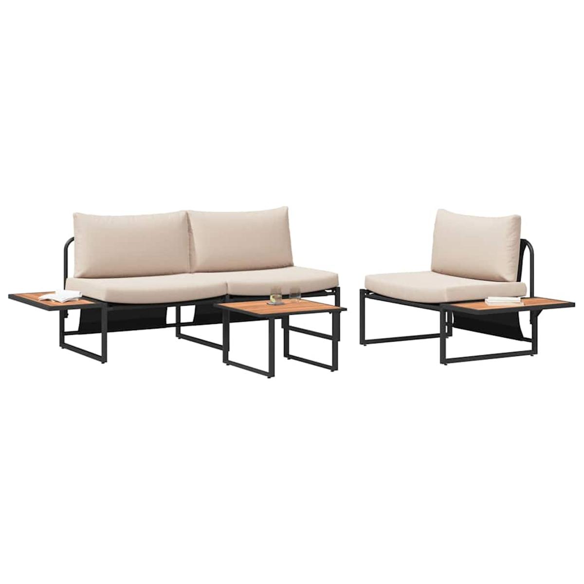 Gartenmöbel-Set. Enthält ein Sofa, einen Einzelstuhl und zwei kleine Tische. Beige Kissen, schwarze Rahmen und Holzplatten.