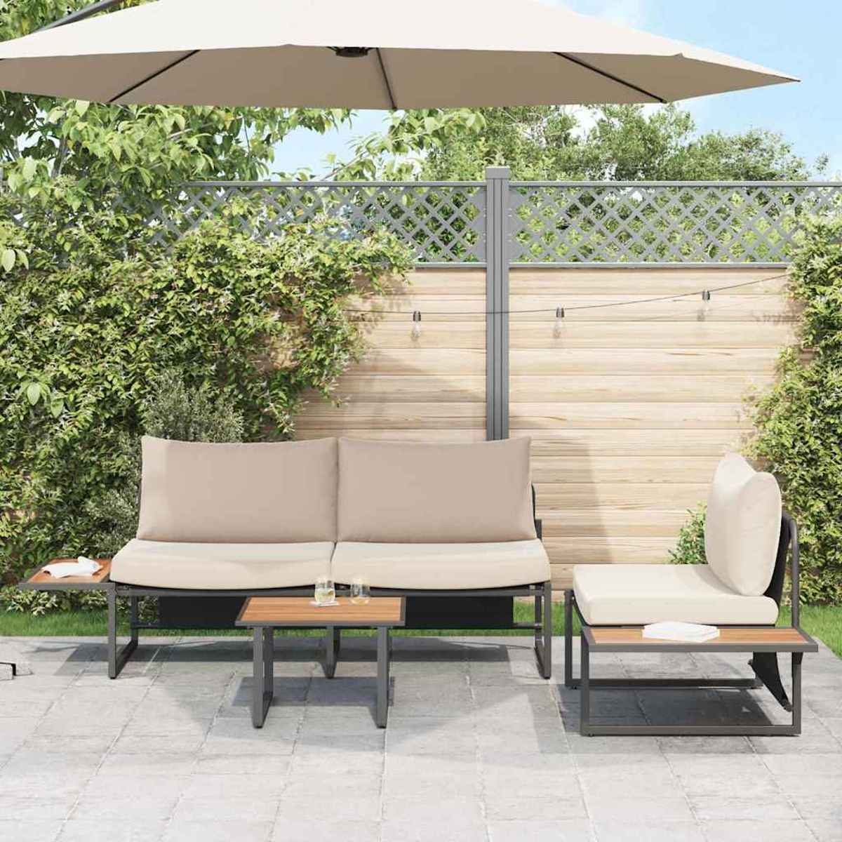 Gartenmöbel: Sofa, Sessel und zwei kleine Tische. Im Hintergrund ein Zaun, Grün und ein beiger Sonnenschirm.