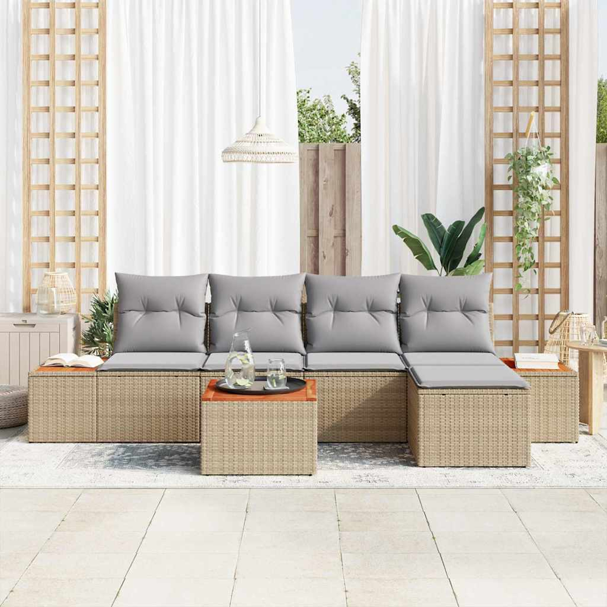 Gartenmöbel mit grauen Kissen und einem kleinen Tisch. Weiße Vorhänge und Holzgitter im Hintergrund.