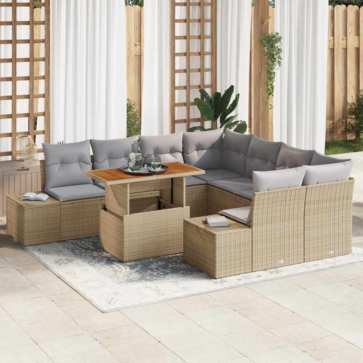 Gartensektionssofa mit grauen Kissen, einem Holztisch und einem Teppich. Weiße Vorhänge und Holzgitter im Hintergrund.