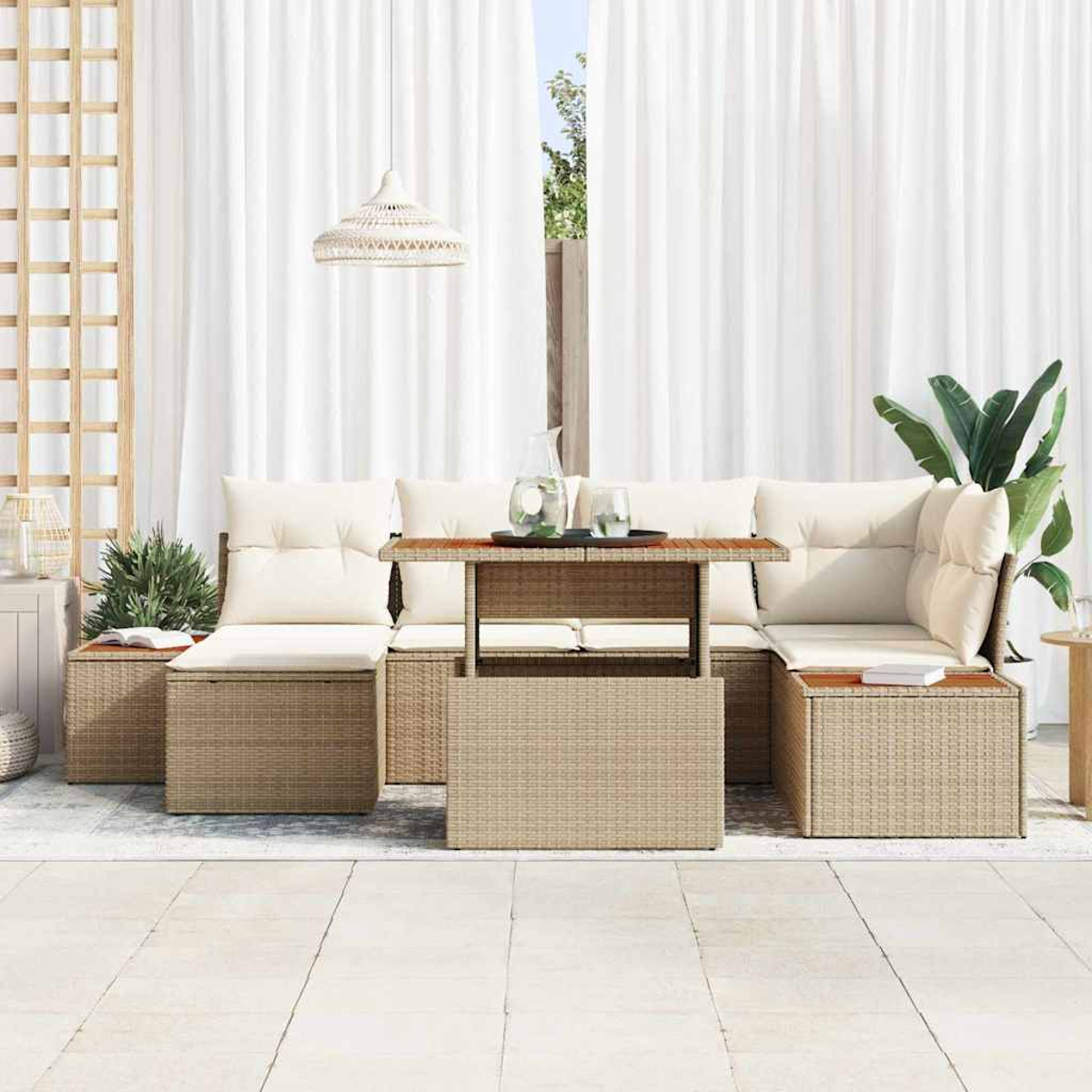 Outdoor-Sitzgruppe mit beigen Kissen, einem Holztisch und weißen Vorhängen im Hintergrund. Pflanzen und eine Hängelampe sind ebenfalls sichtbar.
