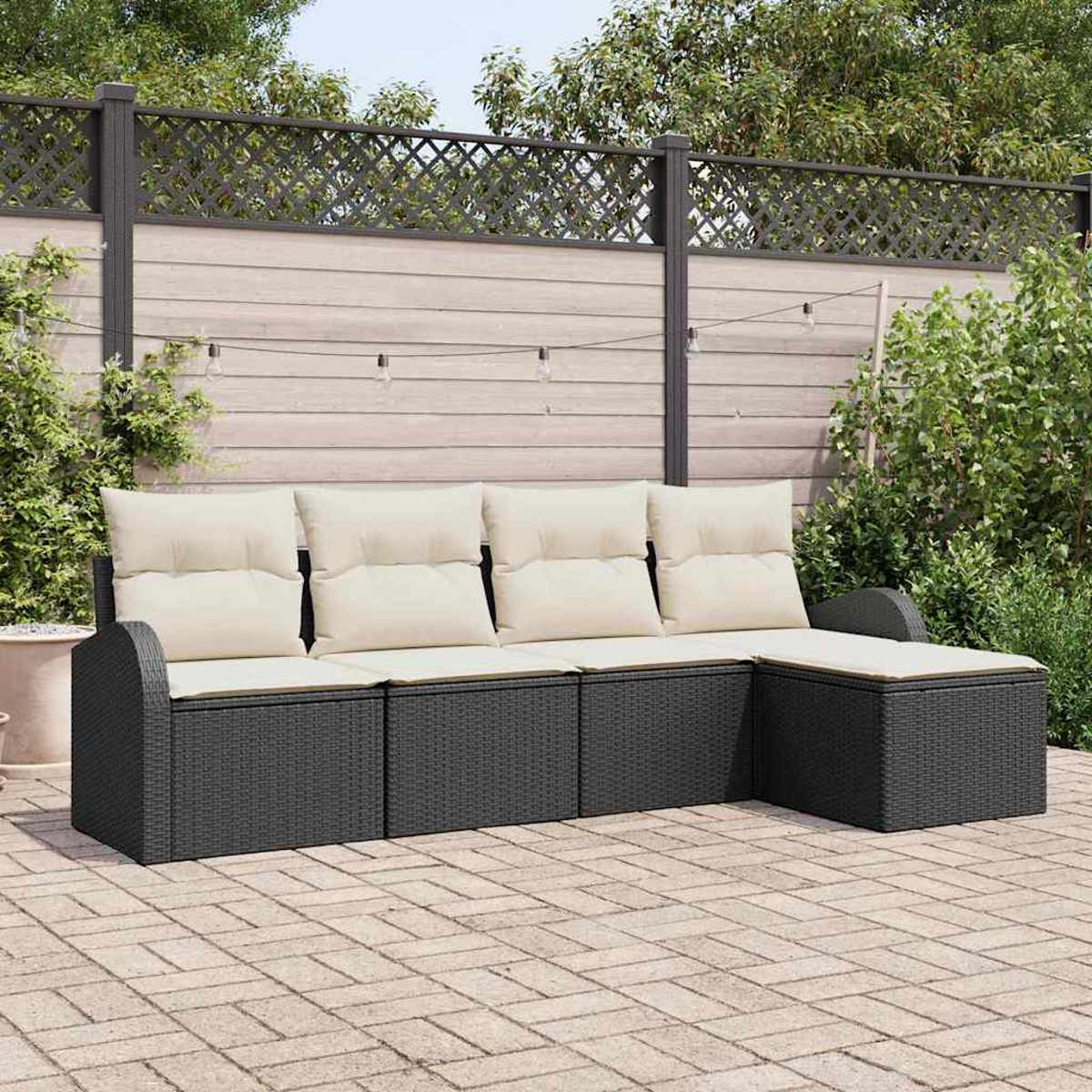 Outdoor-Ecksofa mit beigen Kissen auf einer Backstein-Terrasse. Dahinter ein Holzzaun mit dekorativer Spitze und Lichterketten.