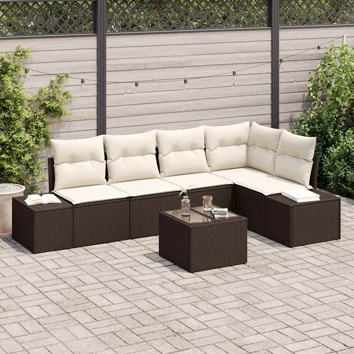 Sofá seccional exterior con cojines crema y una mesa pequeña en un patio. Una valla de madera y plantas en el fondo.