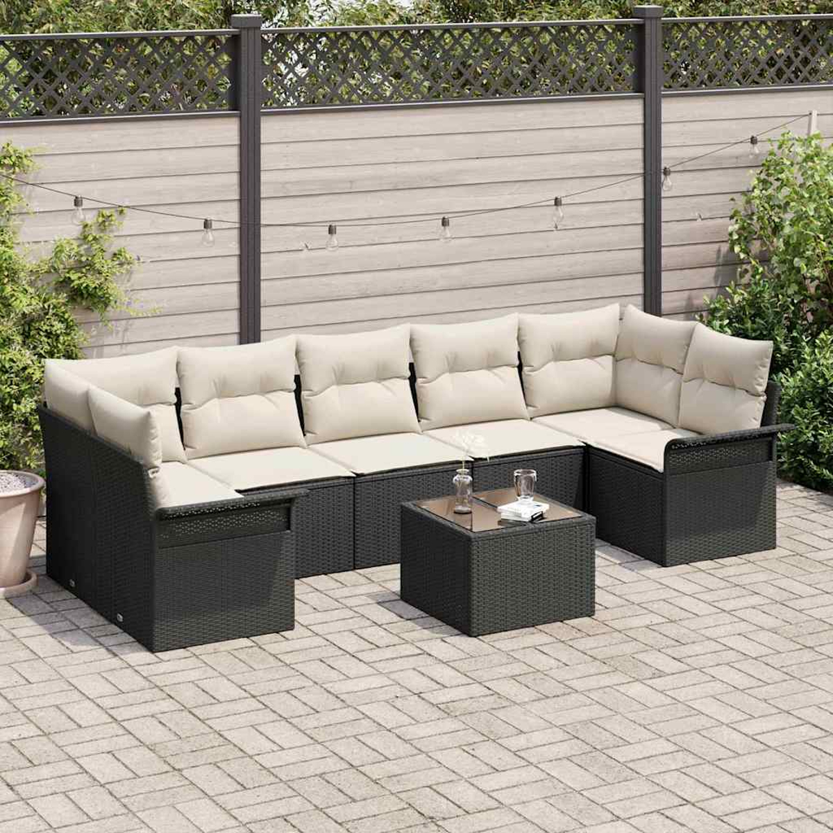 Outdoor-Ecksofa mit cremefarbenen Kissen und schwarzem gewebtem Rahmen. Ein kleiner Tisch mit Gläsern steht auf der Terrasse. Ein Zaun im Hintergrund.