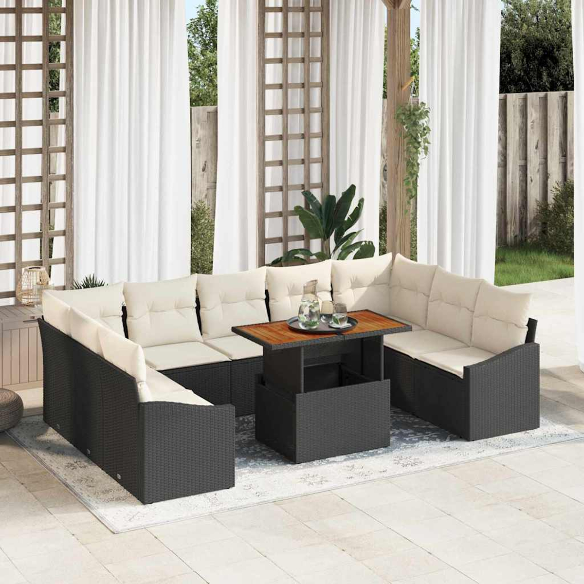 Outdoor-Ecksofa mit beigefarbenen Kissen und einem Holztisch. Weiße Vorhänge und ein Holzgitter rahmen die Szene ein. Eine ruhige Terrasse.