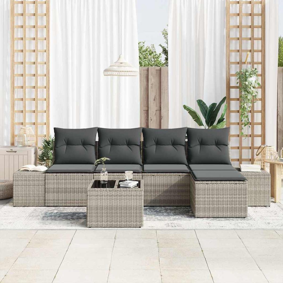 Terrassengarnitur mit grauen Kissen. Enthält einen Couchtisch, Vorhänge und dekorative Holzpaneele mit Pflanzen.