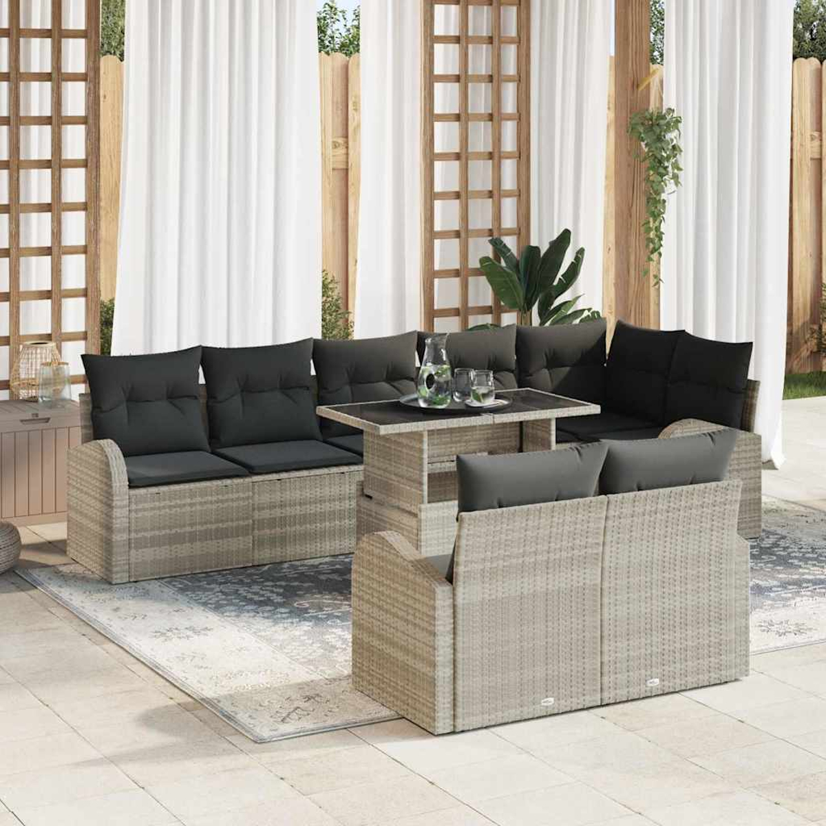 Garten-Sitzgruppe mit grauen Kissen und einem Tisch. Weiße Vorhänge und Holzstruktur im Hintergrund. Teppich auf dem Boden.