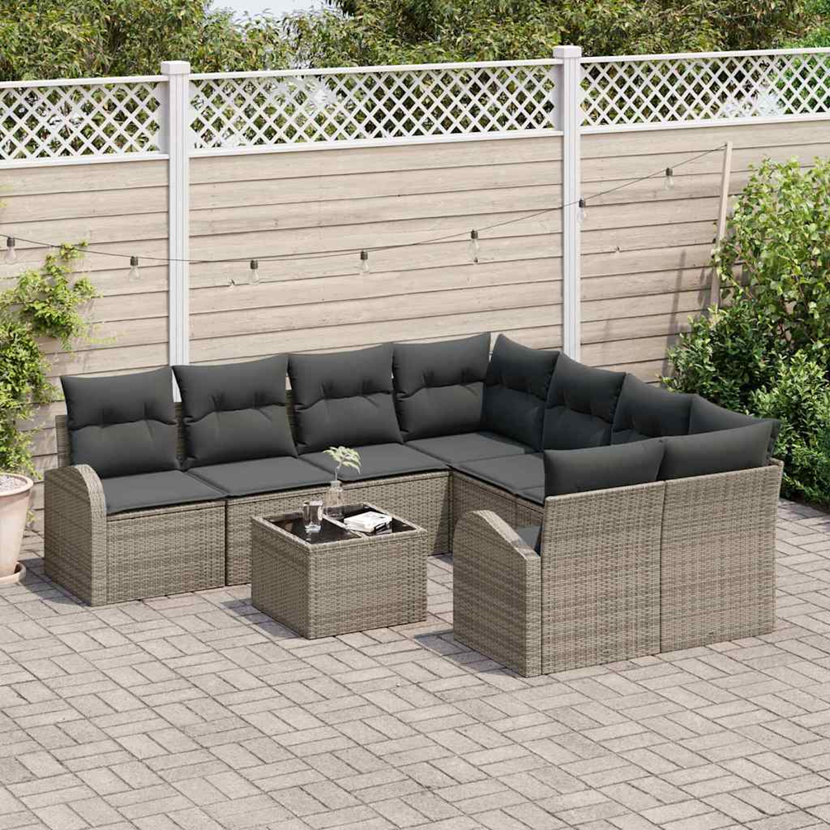 Gartenmöbel-Set mit grauen Kissen. Mit Couchtisch auf Ziegelpflaster. Weißer Zaun und Blätter im Hintergrund.