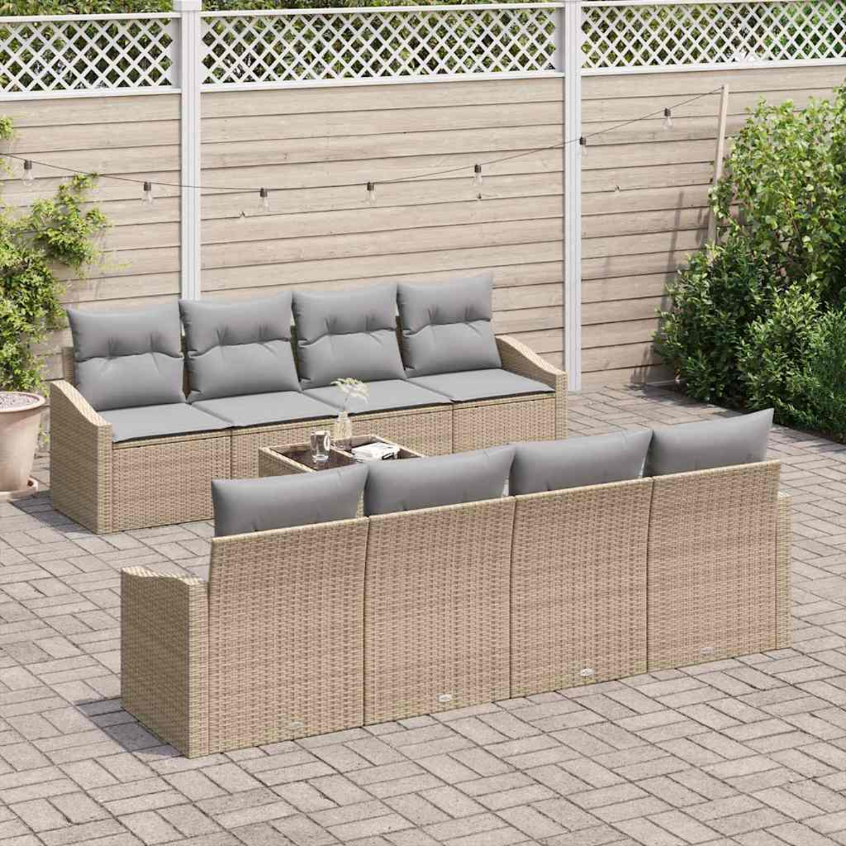 Gartenmöbel-Set auf einer Terrasse. Enthält ein Sofa, einen Couchtisch und ein zweites Sofa. Die Kulisse ist ein Hinterhof mit Zaun.
