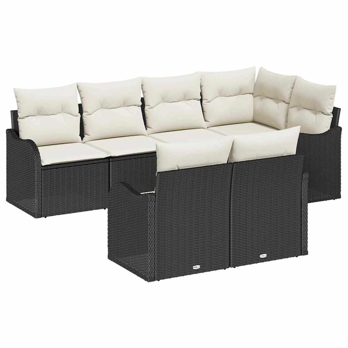 Ein schwarzes Outdoor-Sofa aus Rattan mit cremefarbenen Kissen. Es besteht aus mehreren Teilen, die in einer Eckkonfiguration angeordnet sind.