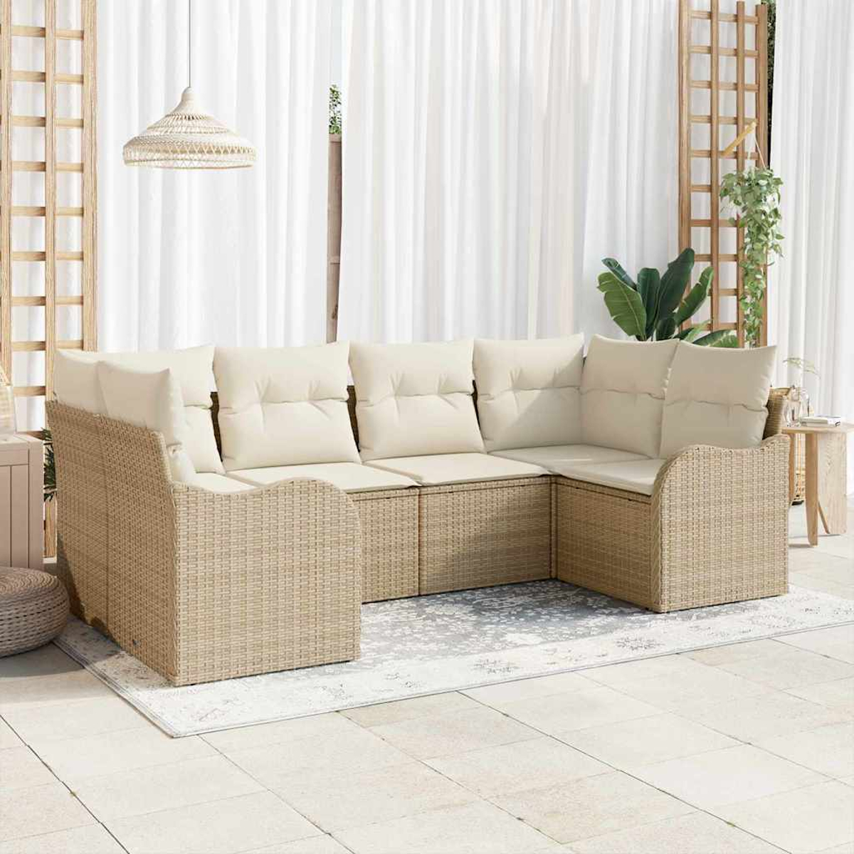 Ein Ecksofa im Freien mit beigefarbenen Kissen, auf einem gemusterten Teppich. Weiße Vorhänge und ein Holzgitter im Hintergrund.