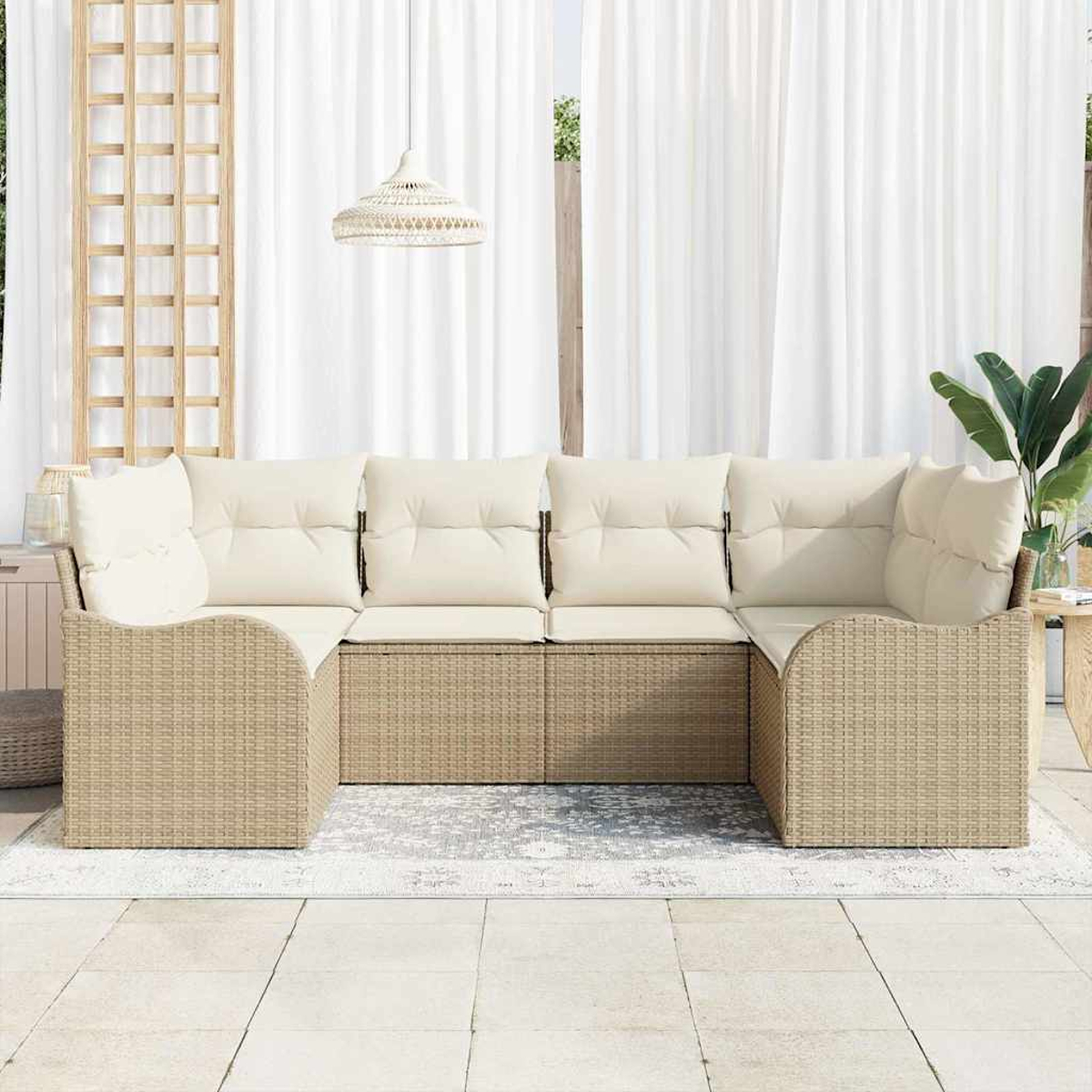 Ein Ecksofa im Freien mit cremefarbenen Kissen steht auf einem Teppich, in der Nähe von weißen Vorhängen und einer Hängelampe.