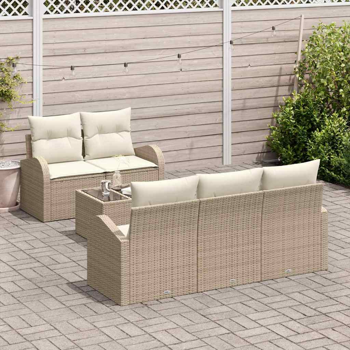 Geflochtenes Terrassenmöbel-Set mit beigefarbenen Kissen. Enthält ein Sofa, ein Sofa und einen Couchtisch. Auf einer Ziegelterrasse mit Holzzaun.