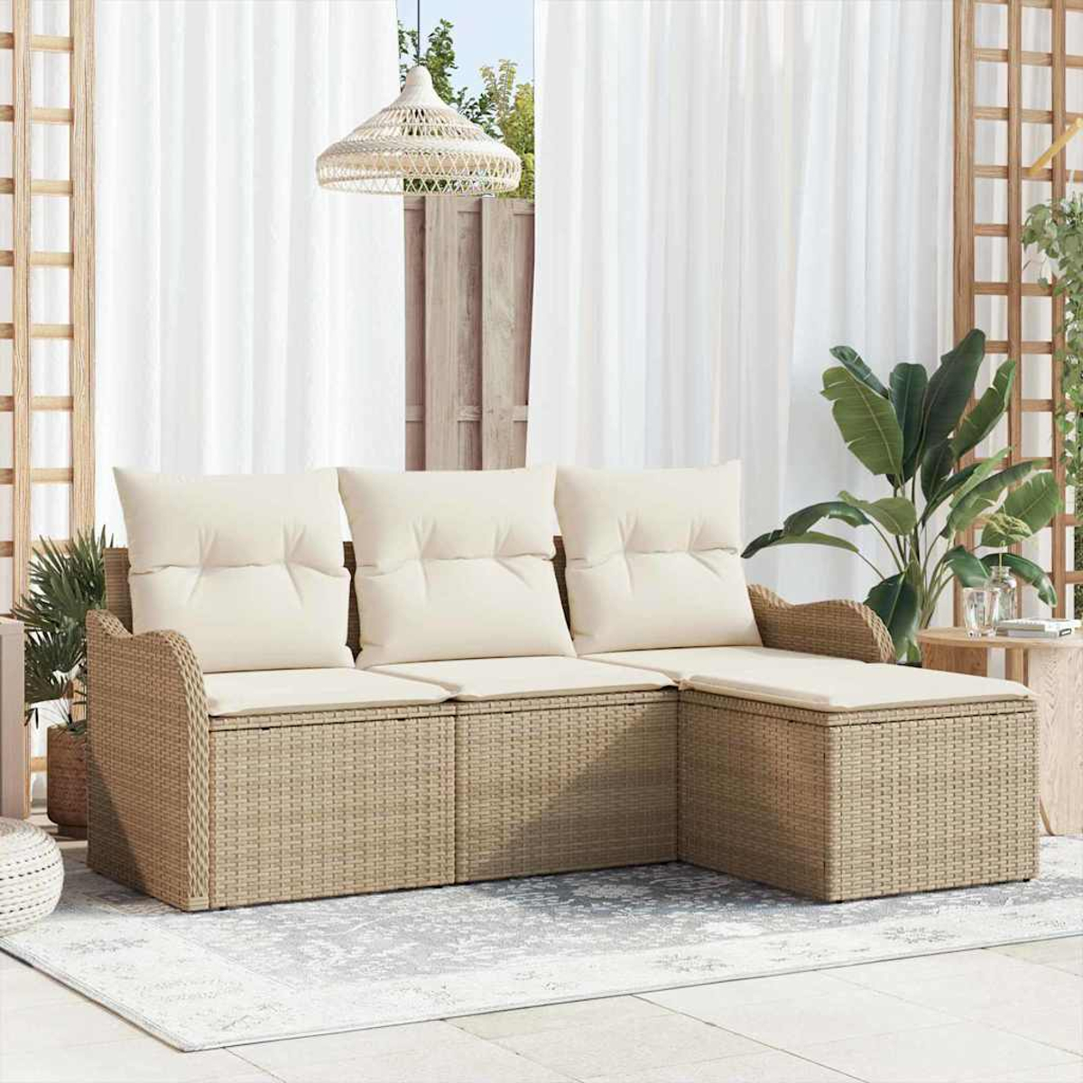 Geflochtenes Outdoor-Ecksofa mit cremefarbenen Kissen. Weiße Vorhänge und eine Hängelampe befinden sich im Hintergrund. Pflanzen sind rechts.