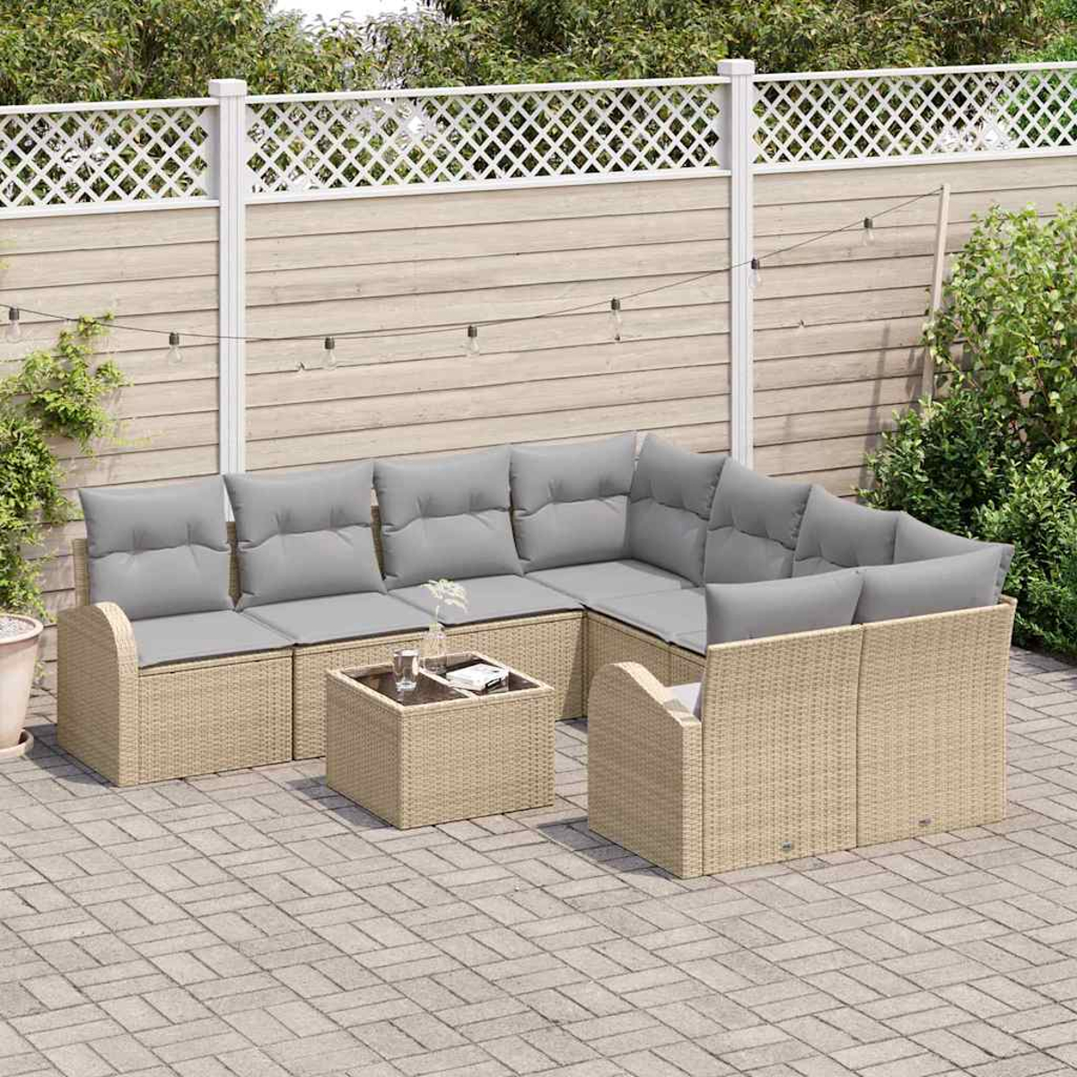 Outdoor-Wicker-Sofa mit grauen Kissen auf einer Backstein-Terrasse. Ein kleiner Tisch mit Glasplatte davor.