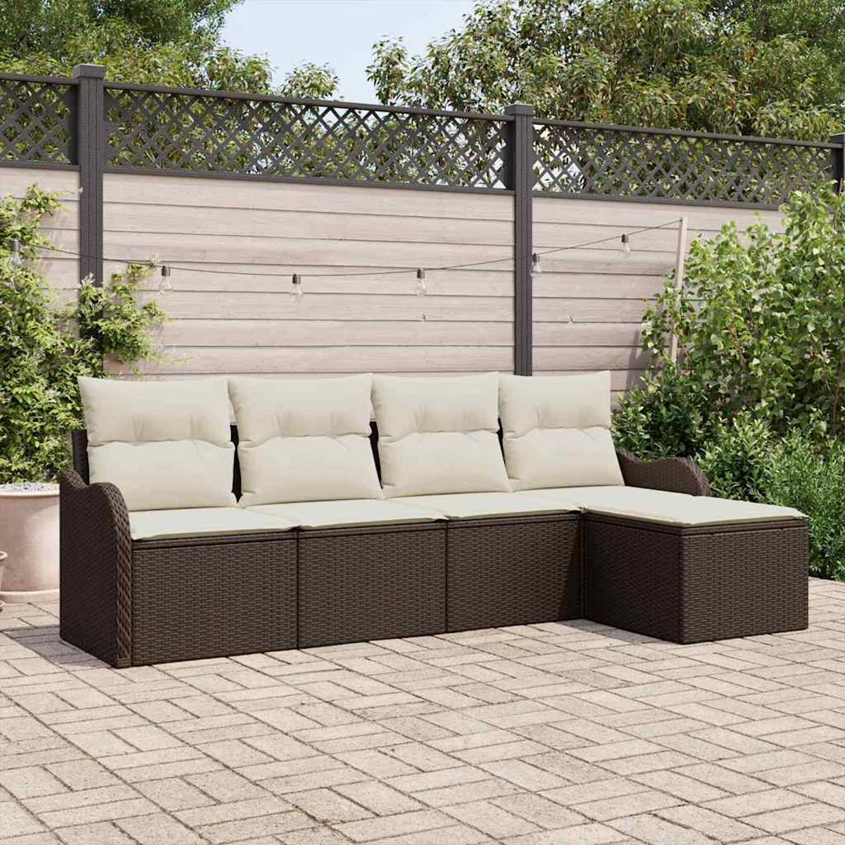 Ein braunes Korbsesselsofa mit cremefarbenen Kissen steht auf einer Ziegelterrasse. Ein Holzzaun und Grünzeug sind im Hintergrund.