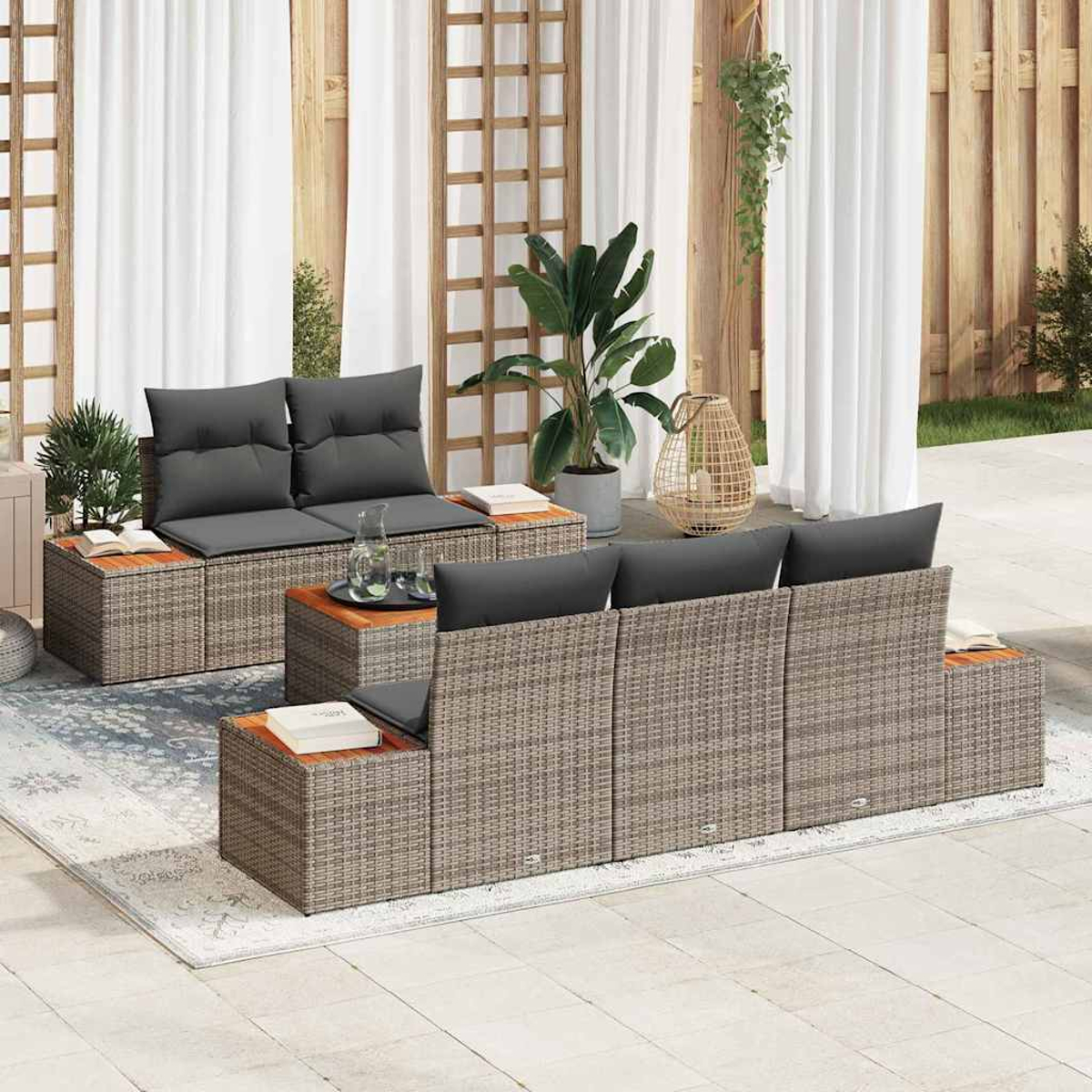 Garten-Sitzgruppe mit grauen Kissen. Enthält Sofa, Stühle und Tische. Pflanzen und Vorhänge im Hintergrund.