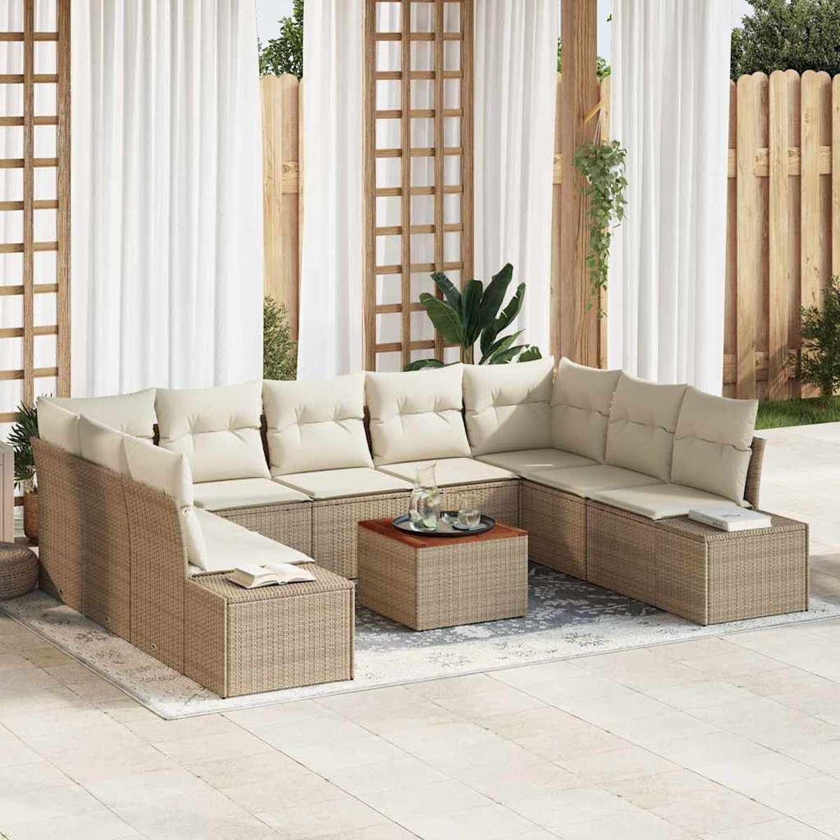 Outdoor-Ecksofa mit beigefarbenen Kissen, Couchtisch und weißen Vorhängen. Holzgitter und Zaun im Hintergrund.
